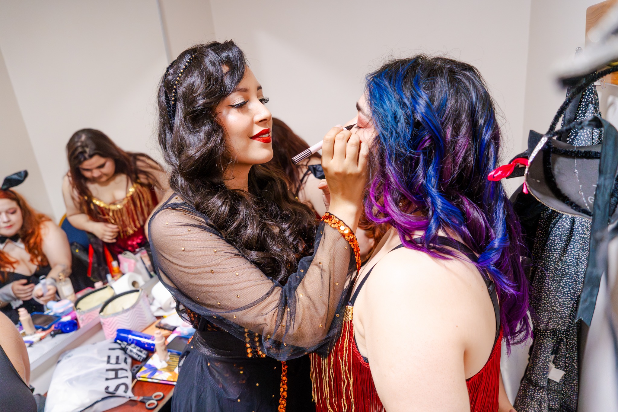 Compañeras compartiendo un momento de preparación antes de una presentación
